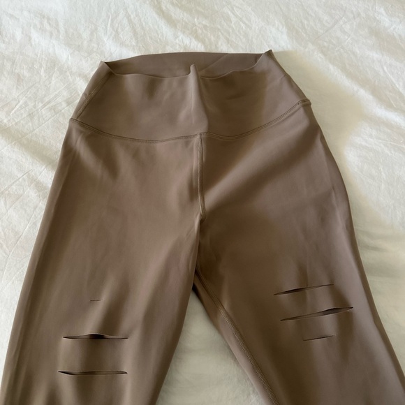 Alo Yoga Earrior ripped leggings NWOT - Picture 3 of 5